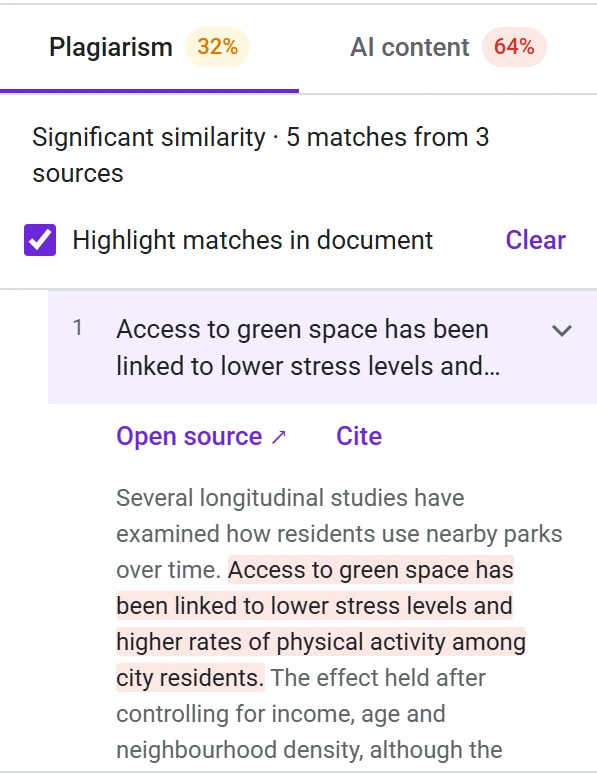 Una coincidencia desplegada en la barra lateral de Google Docs con los enlaces «Open source» y «Cite», y debajo el texto de la fuente con las palabras que coinciden con el documento resaltadas en rojo.