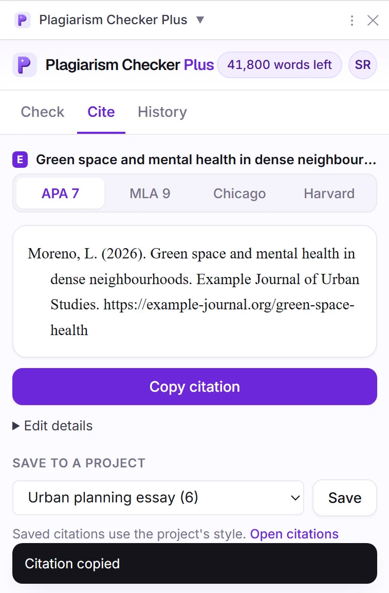 A aba Cite do painel lateral do Plagiarism Checker Plus com APA 7 selecionado (ao lado de MLA 9, Chicago e Harvard), a citação em APA de uma página de periódico, o botão Copy citation, Edit details, o menu Save to a project e a mensagem “Citation copied”.