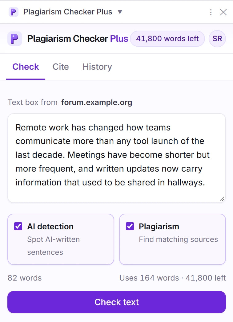 El panel lateral de Plagiarism Checker Plus en Chrome en la pestaña «Check»: «41,800 words left» y las iniciales de la cuenta arriba, las pestañas «Check», «Cite» y «History», el texto de un cuadro de texto de un foro, «AI detection» y «Plagiarism» marcadas, «Uses 164 words · 41,800 left» y el botón «Check text».